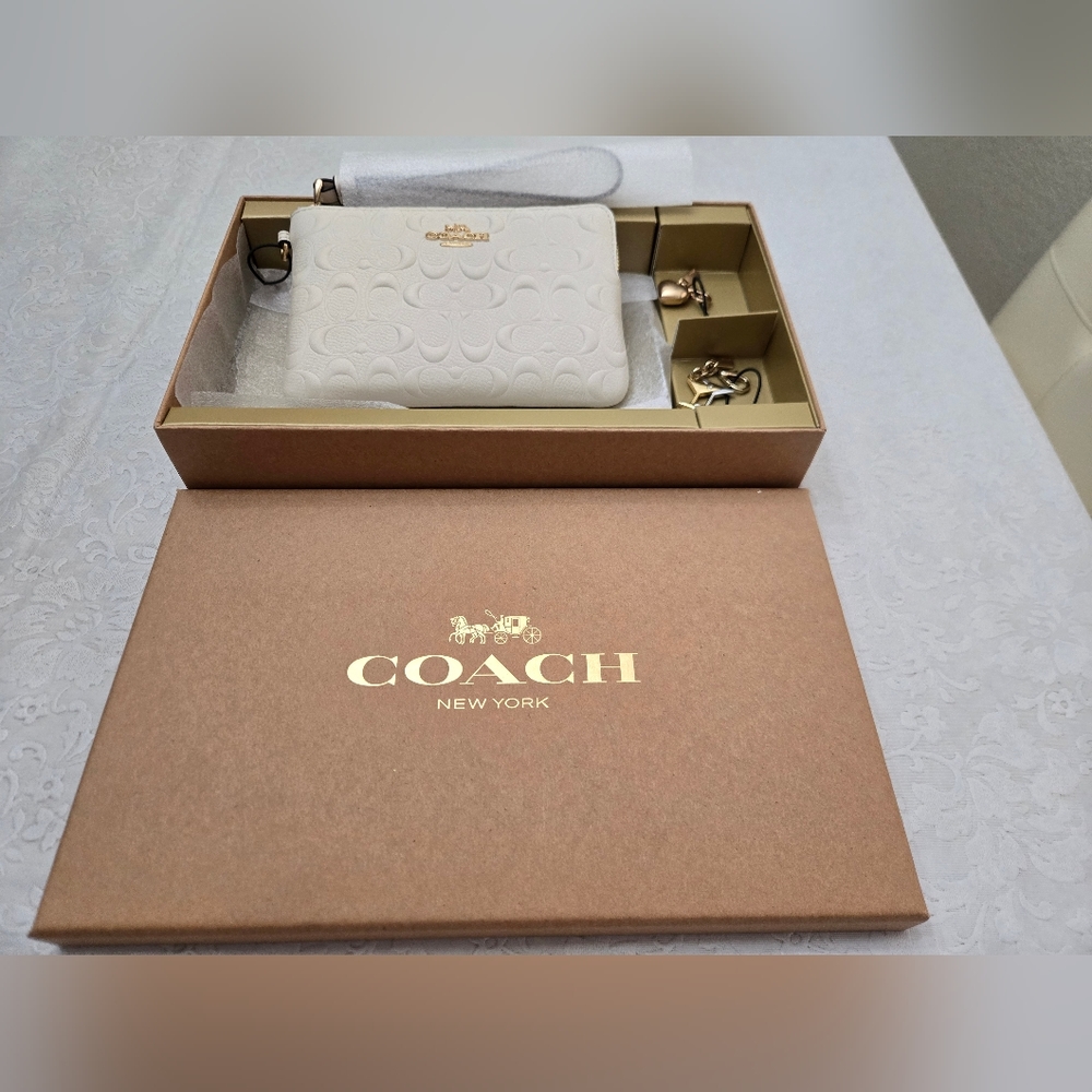 Boxed Corner Zip Wristlet